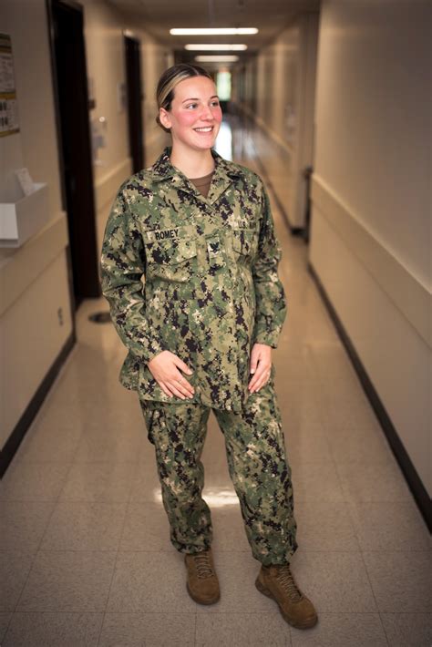 DVIDS - Images - Enlisted Sailor Wears Maternity Uniform Provided by Navy's MPP [Image 2 of 6]