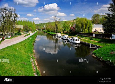 Champs sur yonne hi-res stock photography and images - Alamy