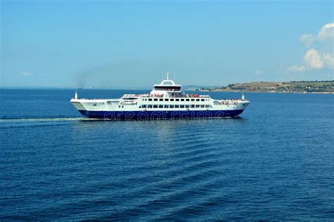 Un Transbordador Navega En El Mar De Bosphorus, Estambul Foto de archivo - Imagen de pasajero ...