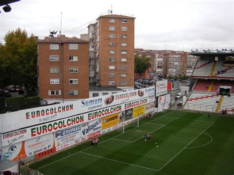 Rayo Vallecano Stadium / Rumahnya mepet stadion, pria ini bisa nonton ...