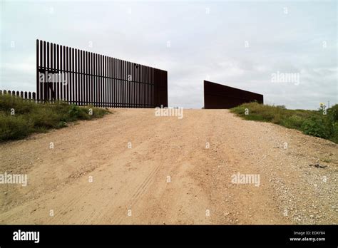 Mexico texas border fence hi-res stock photography and images - Alamy