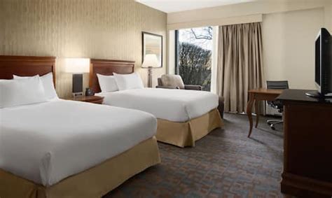 Rooms and Suites at the DoubleTree Somerset, NJ Hotel