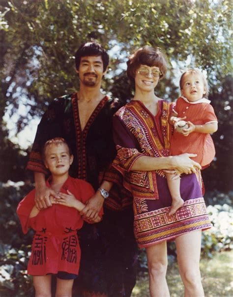 Bruce Lee with his wife & children, 1970 : r/OldSchoolCool