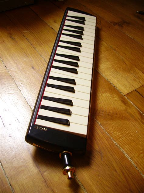File:Suzuki melodion.jpg - Wikimedia Commons