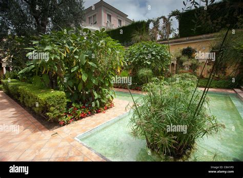 Spanish villa garden hi-res stock photography and images - Alamy