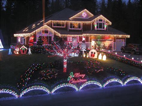 41 Awesome Holiday Outdoor Spotlights Ideas - TrueHome | Outdoor christmas light displays ...