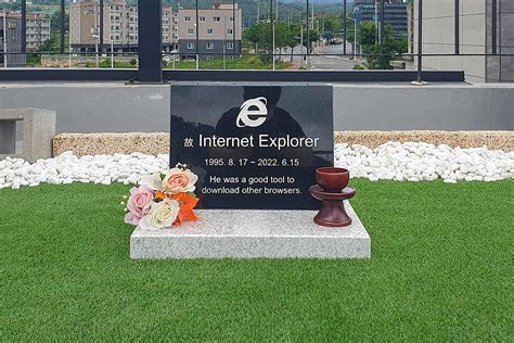 RIP: Gravestone in South Korea commemorates Internet Explorer | Daily Sabah