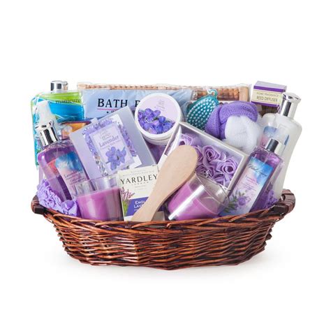 Best 25+ Spa gift baskets ideas on Pinterest | Spa gifts, Gift basket ...