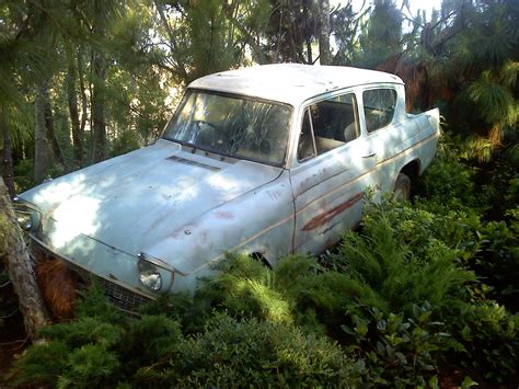 Flying Ford Anglia - Harry Potter Wiki