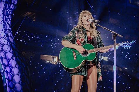 Download Taylor Swift: Reputation Stadium Tour (2018) {Netflix Music Show} 720p [1GB]