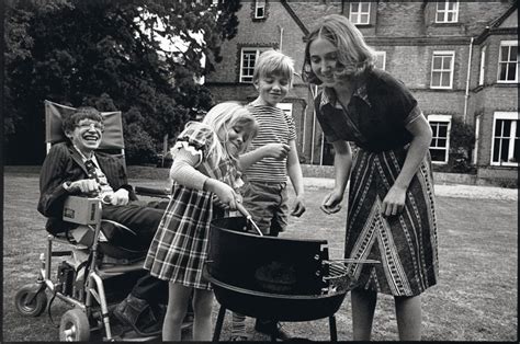 1977: Stephen Hawking with Jane Wilde Hawking, Robert and Lucy [980x650] : r/HistoryPorn