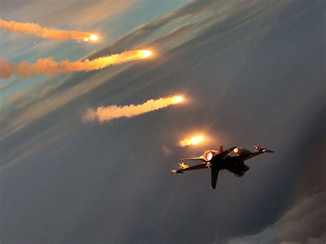 F-16 & Flares. (With images) | Airplane fighter, Fighter jets, Air fighter