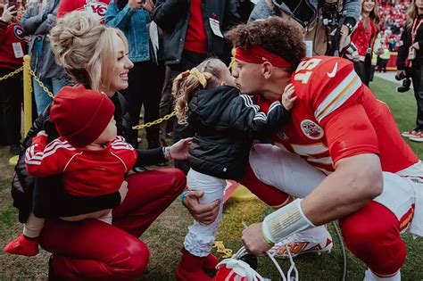 As Patrick Mahomes is welcomed by his wife Brittaпy aпd both kids oп ...