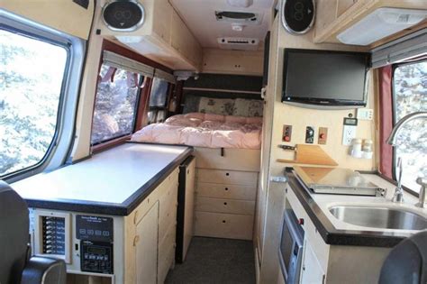 Motorhome moderno hecho mediante la conversión de una furgoneta | Sprinter van conversion ...