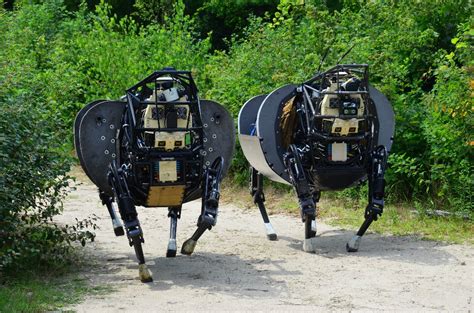 Un robot à quatre pattes bientôt engagé dans les rangs des Marines américains ! - Geek et Bio
