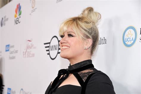 Kelly Clarkson's hair has bangs and a platinum color now