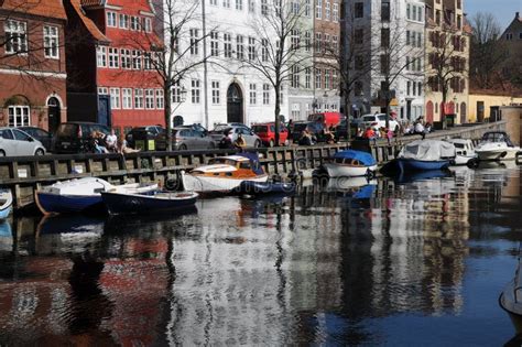 LFE at CHRISTIANSHAVN CANAL Editorial Stock Image - Image of editorial ...