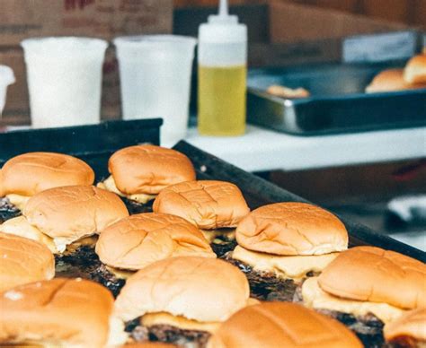 A Toronto Food Truck Is Giving Out Free Burgers This Week & Your Dog Can Get One Too - Narcity