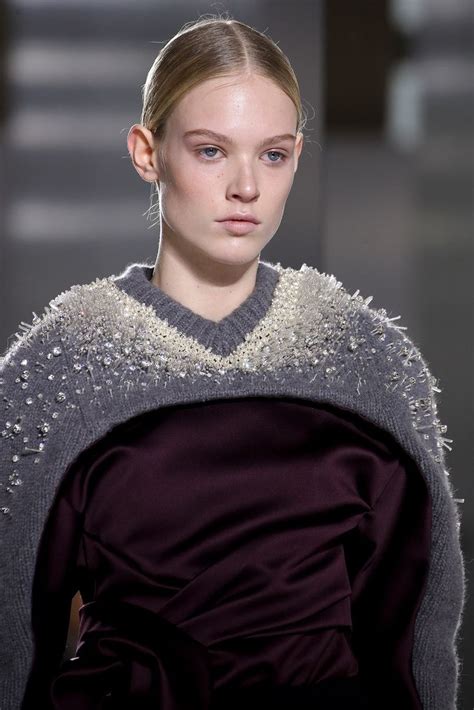 Balenciaga Fall 2014 Ready-to-Wear collection, runway looks, beauty, models, and reviews.