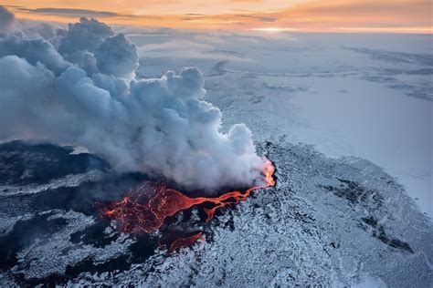 Photographer captures stunning aerial shots of recent volcano eruption in Iceland