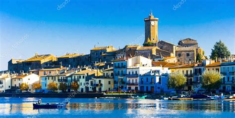 Lago Di Bolsena (lago Di Bolsena) Con Vista Sul Borgo Medievale Di DD6