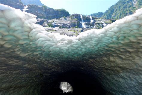 The exploding colors of Big Four Ice Caves - Kessi World