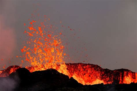 Normal that the rims of the crater collapse in volcanic eruptions - Iceland Monitor