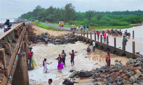 Kakinada: Sea water overflows on Uppada road