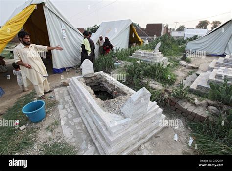 Nowshera, Pakistan, tent city for refugees of floods Stock Photo - Alamy