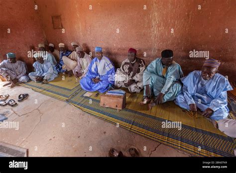 Zinder, Niger : Traditional African elders assembly Stock Photo - Alamy