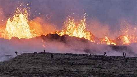 Naturspektakel: Auf Island sprudelt wieder Lava - Spektrum der Wissenschaft