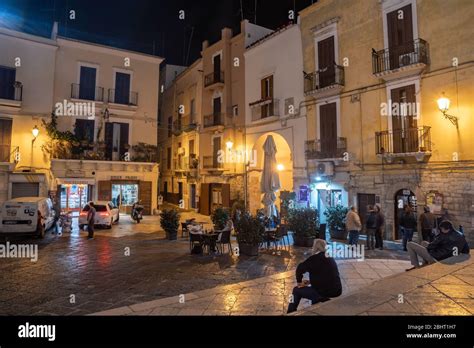 Bari, Italy - 06 November, 2019: Narrow streets of old city Bari at night Stock Photo - Alamy