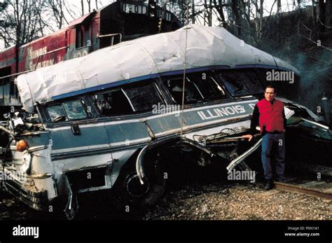 Tommy lee jones fugitive 1993 hi-res stock photography and images - Alamy