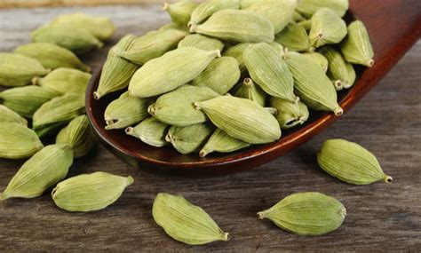 इलायची के फायदे, गुण और नुकसान : Elaichi (Cardamom) Benefits and Side ...