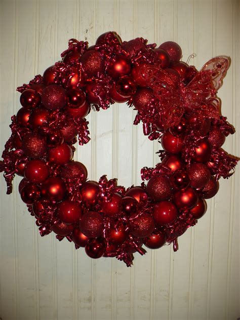 red Christmas ball wreath Red Christmas Decor, Christmas Balls, Christmas Ideas, Christmas ...