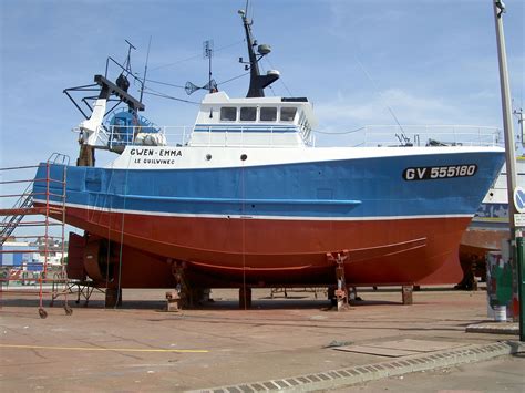 File:Trawler maintenance 2.jpg - Wikimedia Commons