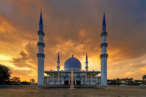 A Guide To 10 Must-Visit Mosques In Malaysia's Selangor During Ramadan