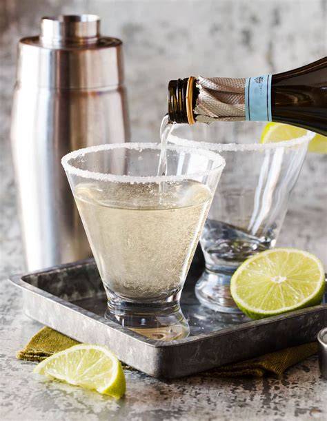 Elderflower, Gin and Prosecco Cocktail - An Easy 5-ingredient cocktail