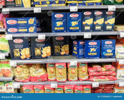 Pasta in a grocery store editorial image. Image of brand - 171026425