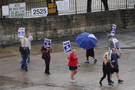 UAW auto workers strike: Ford tentative agreement could end UAW strike ...