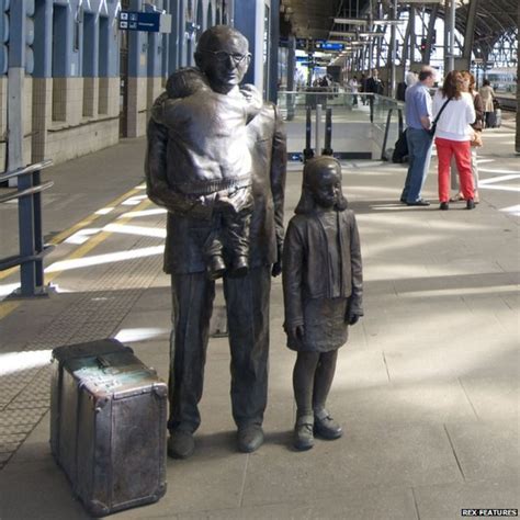 Train tribute to Holocaust 'hero' Sir Nicholas Winton - BBC News