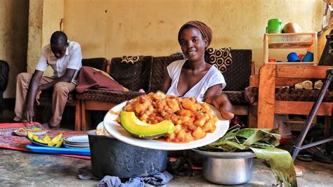 African village Life (Uganda) Cooking Lunch in my Village - YouTube