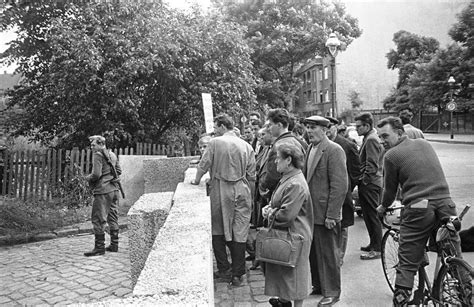 Amazing Black And White Photos Of The Building Of The Berlin Wall In 1961 | Gold is Money - The ...