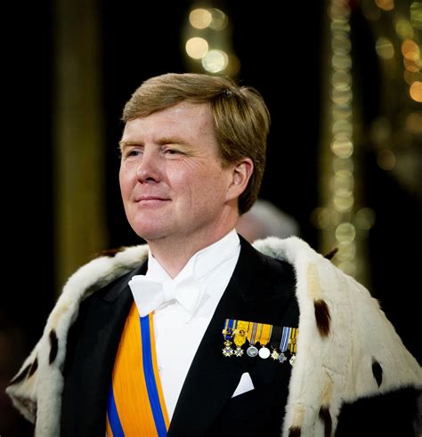 Willem-Alexander becomes new Dutch king after Beatrix abdicates