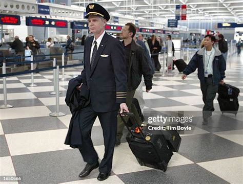 United Airlines Pilots Photos and Premium High Res Pictures - Getty Images