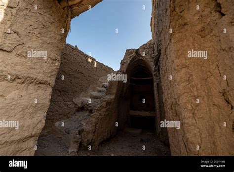 Mud-brick Bahla Fort Citadel and oasis on decay, Oman Stock Photo - Alamy