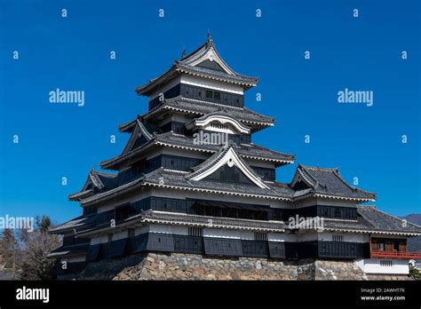 Matsumoto Castle in winter with beautiful snow-covered Northern Alps ...