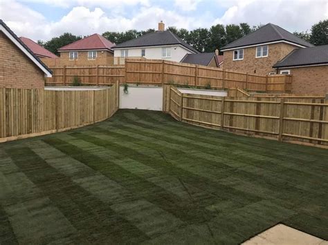 How to install a feather edge fence in your garden - Hankintech