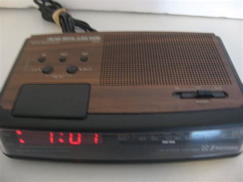 Vintage Emerson AM/FM digital alarm Clock Radio - Woodgrain Finish