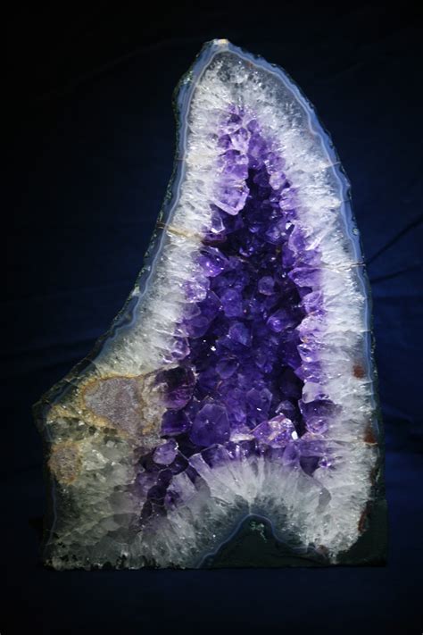 Crystals and Gemstones: Benefits about Amethyst